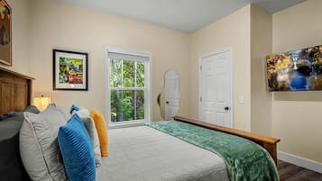 3 bedrooms, desk, WiFi, bed sheets