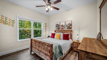 3 bedrooms, desk, WiFi, bed sheets