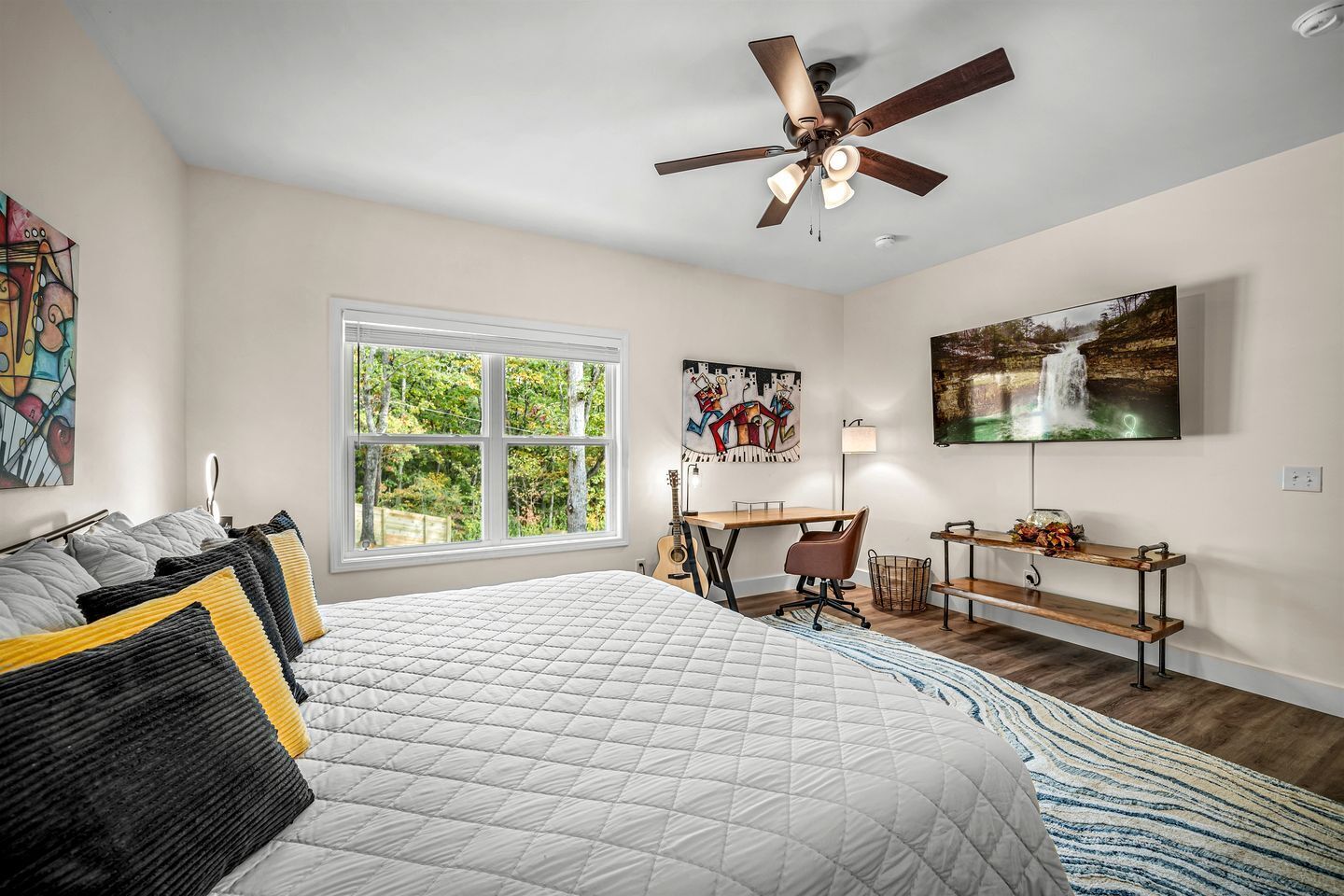 3 bedrooms, desk, WiFi, bed sheets