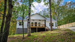 Exterior - Modern Dog-Friendly Cabin with Spacious Porch and Fire Pit in Alabama (Fort Payne)