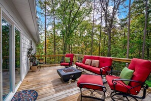 Terrace/patio - Modern Dog-Friendly Cabin with Spacious Porch and Fire Pit in Alabama (Fort Payne)