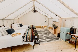 1 bedroom, bed sheets