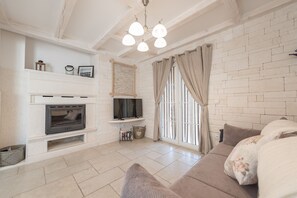 TV - Villa Edena with heated pool (Privlaka)