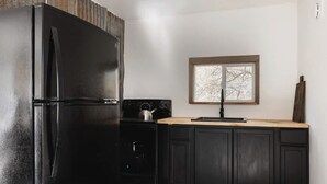 Wasserkocher mit Kaffee-/Teezubehör, Kühlschrank, Mikrowelle, Ofen