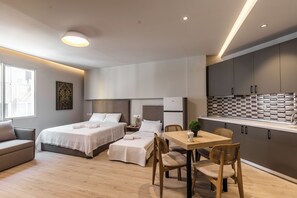 ロイヤル ルーム | 低刺激性寝具、遮光カーテン、アイロン / アイロン台、WiFi (無料)