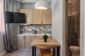 Exclusive Double Room | Private kitchen | Electric kettle, paper towels, kitchen islands