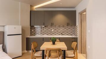 Royal Room | Private kitchen | Electric kettle, paper towels, kitchen islands