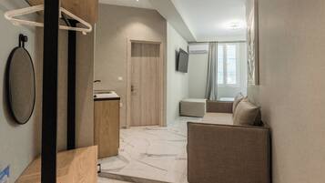 Premium Room | Hypo-allergenic bedding, blackout drapes, iron/ironing board, free WiFi