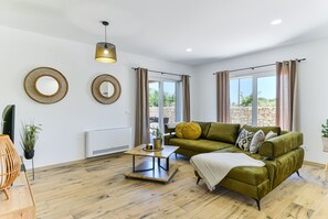 TV - Villa Rea 4 with heated pool (Privlaka)
