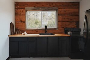 Refrigerador, parrilla de estufa y tetera eléctrica 