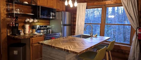Wasserkocher mit Kaffee-/Teezubehör, Kühlschrank, Mikrowelle, Ofen