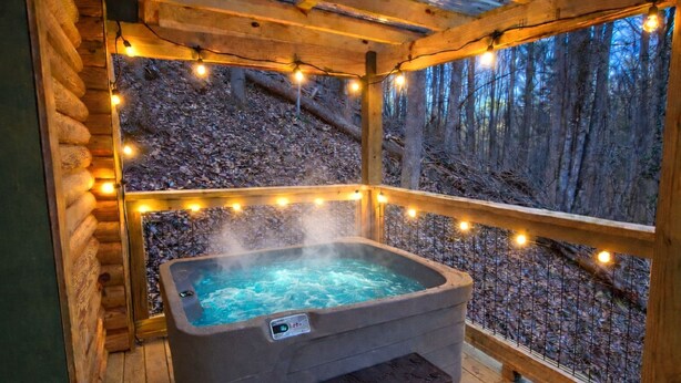 Outdoor spa tub - Romantic Cozy Cabin Designed for relaxation and Tranquility in Sevierville, Tennessee (Sevierville)