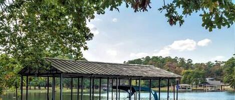 Une jetée dotée d’un espace de repos abrité et de chaises longues, au bord d’un lac paisible.