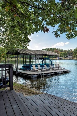 Property grounds - Romantic Couples Cottage for Relaxing Getaways on the Outskirts of Hot Springs, Arkansas (Hot Springs National Park)