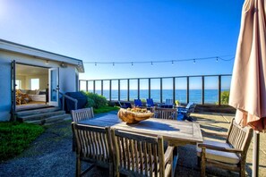 Outdoor dining - Gorgeous Oceanfront Vacation Rental with Breathtaking Views, Minutes from Half Moon Bay and San Francisco (Montara)