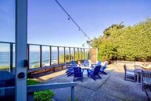 Outdoor dining - Gorgeous Oceanfront Vacation Rental with Breathtaking Views, Minutes from Half Moon Bay and San Francisco (Montara)