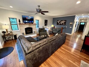 Living area - Impressive Cabin with Great Surroundings in Chattanooga, Tennessee (Chattanooga)