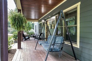 Terrace/patio - Impressive Cabin with Great Surroundings in Chattanooga, Tennessee (Chattanooga)