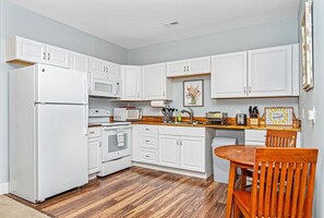 Private kitchen - Impressive Cabin with Great Surroundings in Chattanooga, Tennessee (Chattanooga)