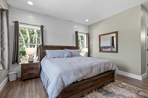 4 bedrooms, desk, iron/ironing board, travel crib - Magnificent Cabin Settled Among Trees in Fairview, Georgia (Fairview)