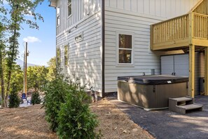 Terrace/patio - Magnificent Cabin Settled Among Trees in Fairview, Georgia (Fairview)
