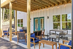 Outdoor dining - Magnificent Cabin Settled Among Trees in Fairview, Georgia (Fairview)