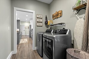 Interior - Magnificent Cabin Settled Among Trees in Fairview, Georgia (Fairview)