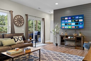 Living area - Magnificent Cabin Settled Among Trees in Fairview, Georgia (Fairview)