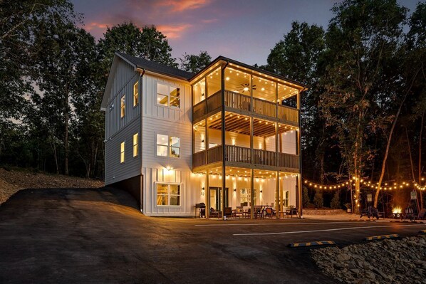Exterior - Magnificent Cabin Settled Among Trees in Fairview, Georgia (Fairview)