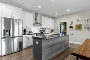 Private kitchen - Magnificent Cabin Settled Among Trees in Fairview, Georgia (Fairview)