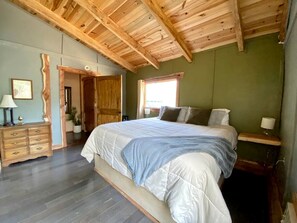 Room - Stunning Group Cabin with Beautiful Surroundings and Hiking Trails in Arkansas (Boles)