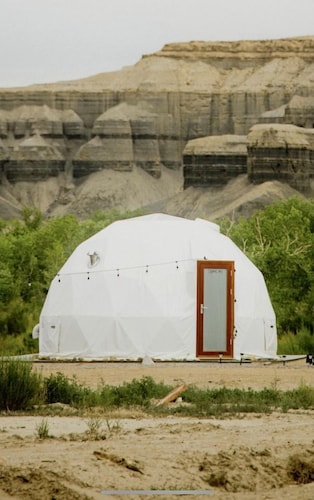 The Perfect Romantic Retreat Spot: Gorgeous Dome near Capitol Reef National Park, Utah