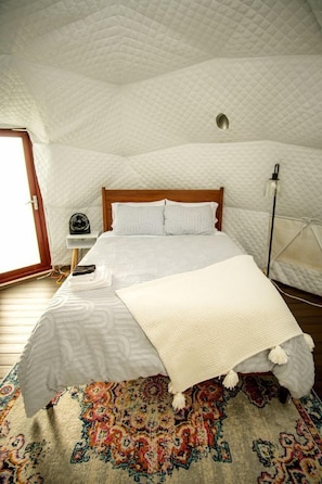 1 bedroom, bed sheets