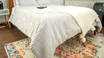 1 bedroom, bed sheets