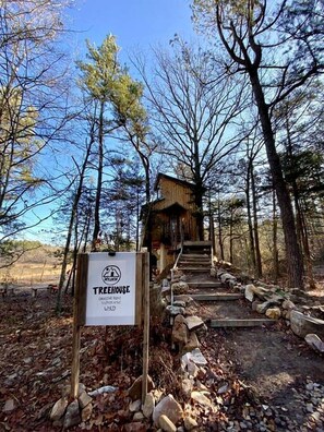 Property grounds - Gorgeous Chic Treehouse with Lofted Interior and Panoramic Views in Arkansas (Boles)