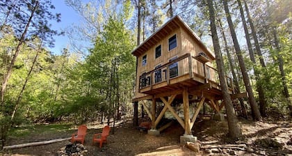 Luminous Peaceful Treehouse with Incredible Forest Views and Fire Pit in Arkansas