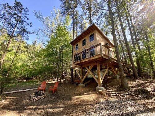 Luminous Peaceful Treehouse with Incredible Forest Views and Fire Pit in Arkansas