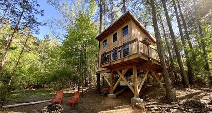 Luminous Peaceful Treehouse with Incredible Forest Views and Fire Pit in Arkansas