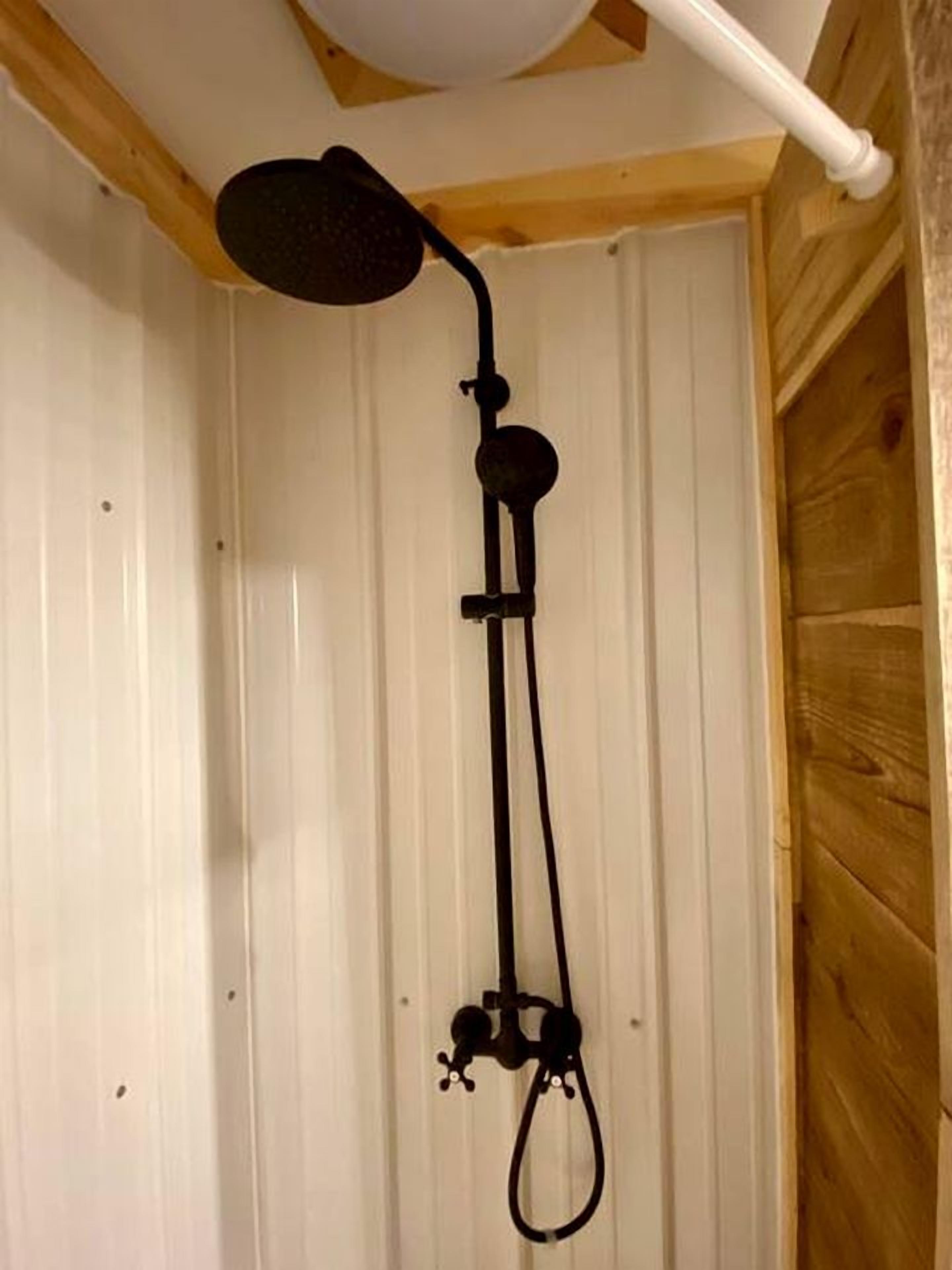 Une douche équipée d’un pommeau de douche à main et d’un flexible à main.