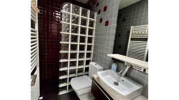 Een douche, handdoeken