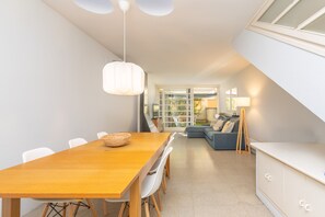 Interior - Holiday Home 'Siker' with Private Terrace and Wi-Fi (Banyoles)