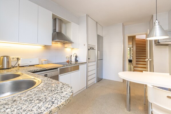 Kühlschrank, Mikrowelle, Ofen, Herdplatte