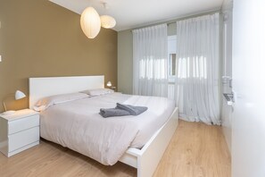 4 bedrooms, WiFi, bed sheets - Holiday Home 'Siker' with Private Terrace and Wi-Fi (Banyoles)