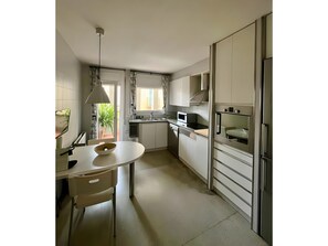 Een koelkast, een oven, een kookplaat, een waterkoker