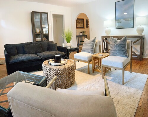 Beautifully furnished 3-bed/1-bath house in downtown Hogansville for rent!