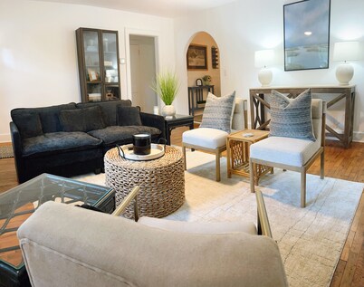 Beautifully furnished 3-bed/1-bath house in downtown Hogansville for rent!