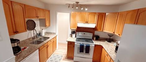 KĂŒhlschrank, Mikrowelle, Ofen, Herdplatte