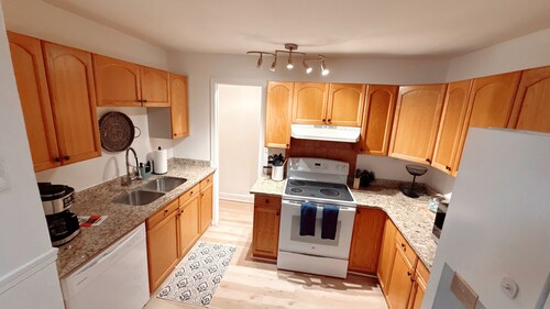 Beautifully furnished 3-bed/1-bath house in downtown Hogansville for rent!