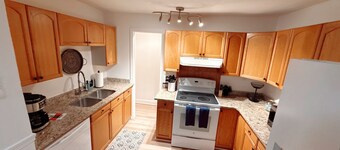 Beautifully furnished 3-bed/1-bath house in downtown Hogansville for rent!