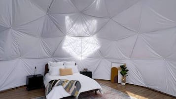 1 bedroom, bed sheets